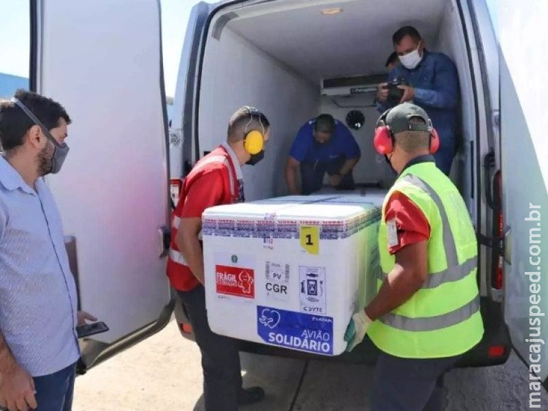 Mesmo com quase 100 mil à espera da 2ª dose, ordem ainda é não guardar vacinas Mesmo com quase 100 mil à espera da 2ª dose, ordem ainda é não guardar vacinas