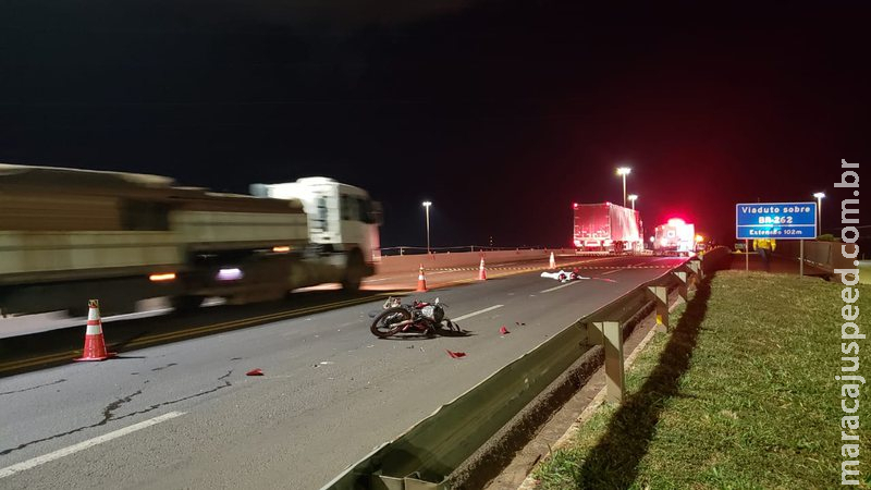 Moto bate em traseira de carro e passageira morre em viaduto de Campo Grande