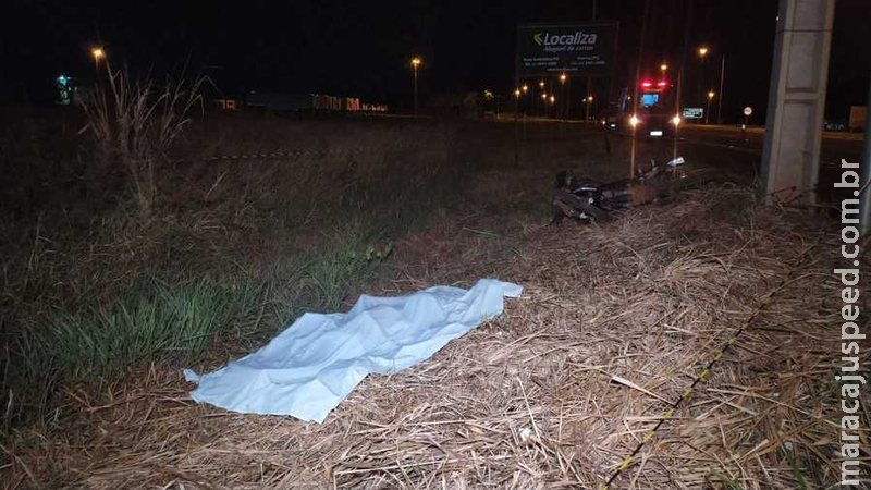 Motociclista morre após atingir placa de sinalização e poste na BR-376 Motociclista morre após atingir placa de sinalização e poste na BR-376