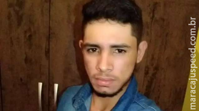 Motociclista morre após bater em pneu traseiro de caminhão Motociclista morre após bater em pneu traseiro de caminhão