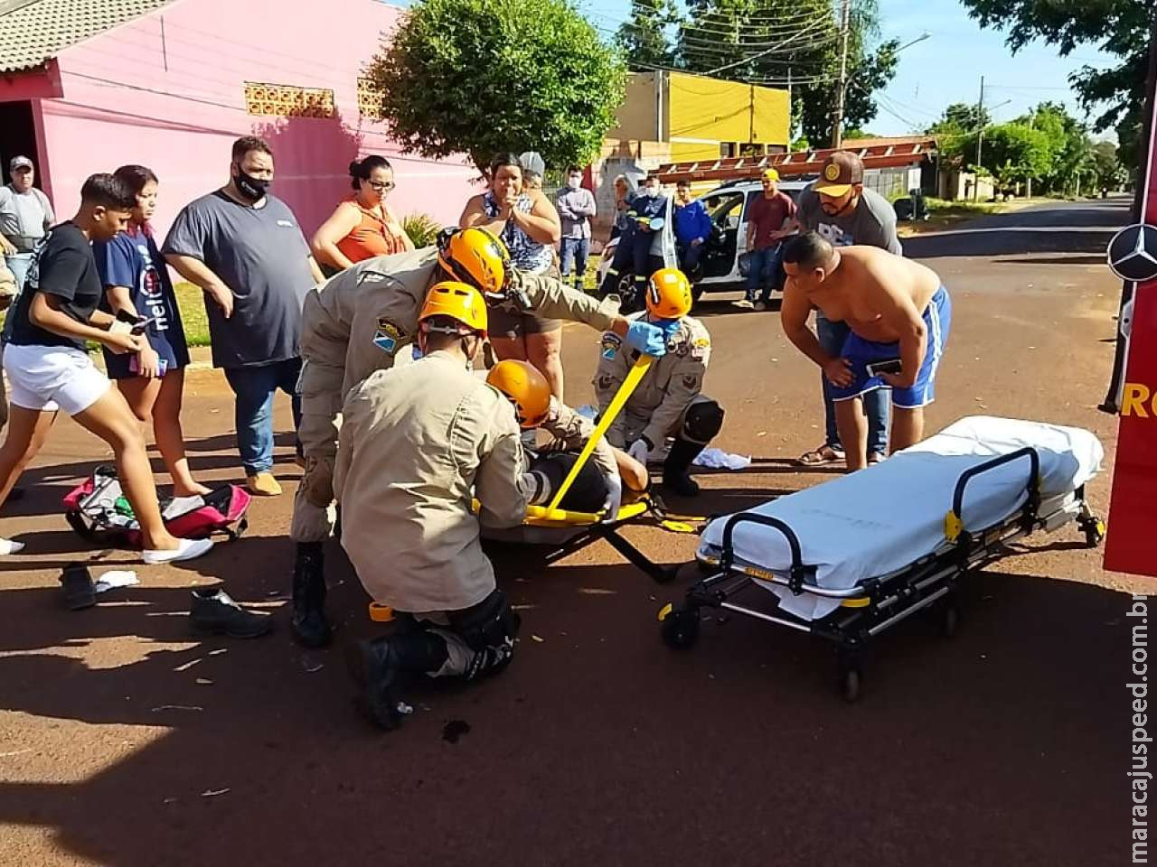 Motociclista tem suspeita de fratura nas pernas após ser atingido por carro Motociclista tem suspeita de fratura nas pernas após ser atingido por carro