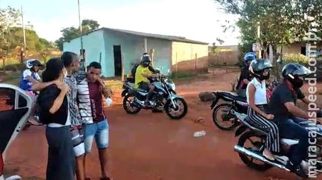 Motociclita é recebido por colegas após 16 dias desacordado Motociclita é recebido por colegas após 16 dias desacordado