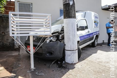 Motorista acerta poste ao desviar de carro em alta velocidade em Campo Grande Motorista acerta poste ao desviar de carro em alta velocidade em Campo Grande