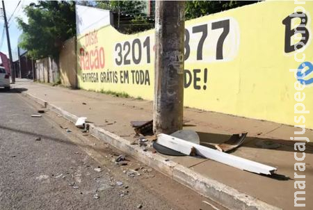 Motorista bate carro em poste e abandona criança de 2 anos ferida Motorista bate carro em poste e abandona criança de 2 anos ferida