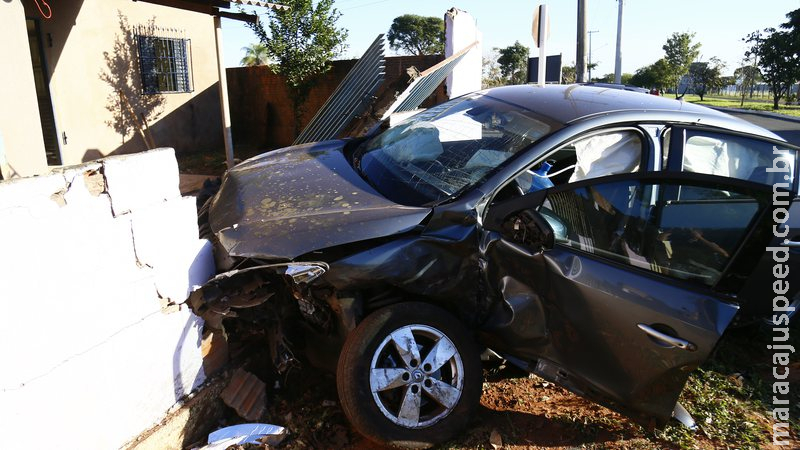 Motorista que avançou ‘pare’ e provocou acidente tem R$ 15 mil de multas e não tem CNH