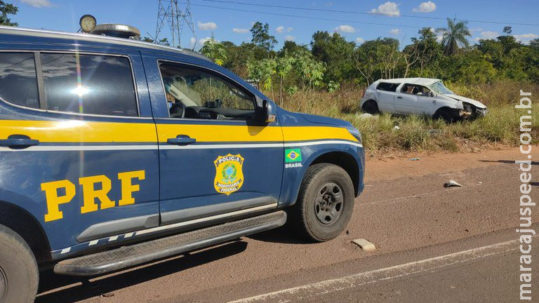 Motorista tenta fugir da PRF em carro roubado e acaba capotando veículo na BR-262 Motorista tenta fugir da PRF em carro roubado e acaba capotando veículo na BR-262