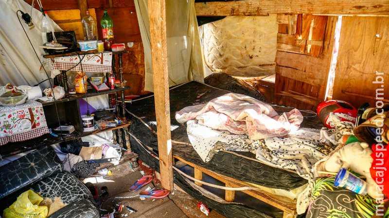 Mulher é encontrada morta na cama com facada na cabeça na capital Mulher é encontrada morta na cama com facada na cabeça na capital