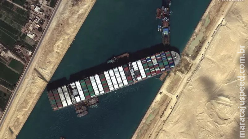 Navio que encalhou no Canal de Suez está parado novamente, mas por outro motivo Navio que encalhou no Canal de Suez está parado novamente, mas por outro motivo