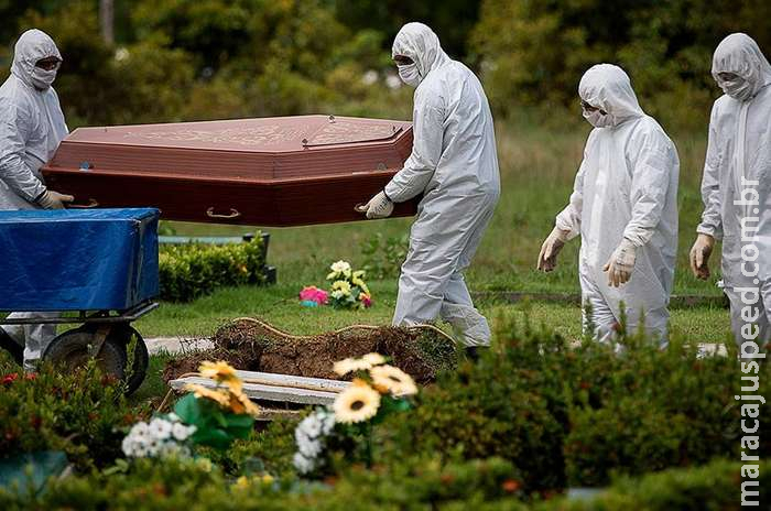 No feriado, Brasil registra 3.472 novas mortes pela covid-19 No feriado, Brasil registra 3.472 novas mortes pela covid-19