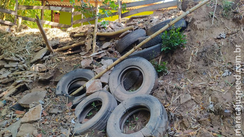 Polícia aplica multa ao flagrar tentativa de contenção de erosão com pneus Polícia aplica multa ao flagrar tentativa de contenção de erosão com pneus