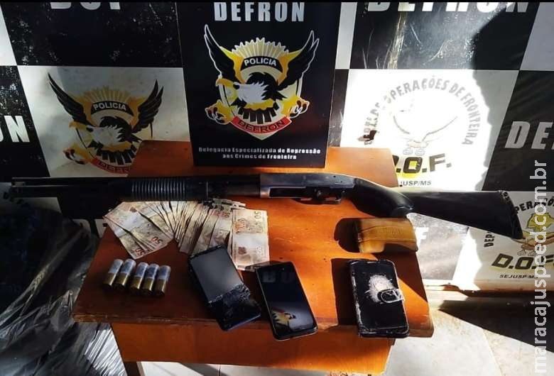Polícia apreende maconha, espingarda, dinheiro e prende três indivíduos