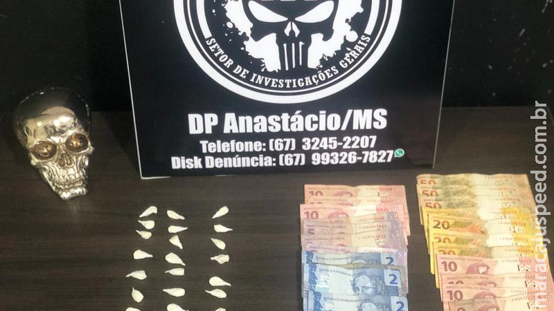 Polícia monitora, fecha boca de fumo e apreende dinheiro e drogas