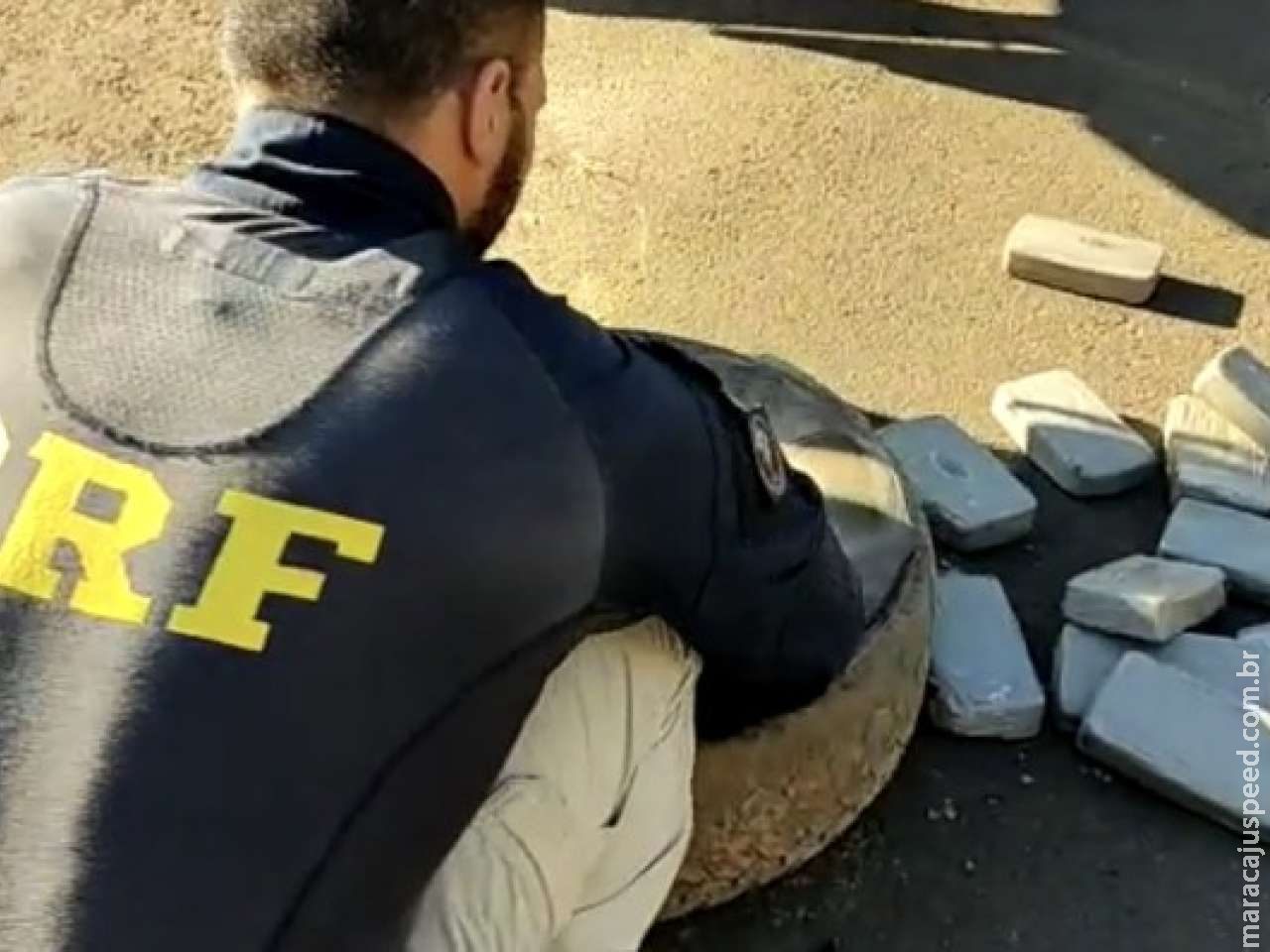 PRF prende dois e apreende cocaína avaliada em R$ 8 milhões na BR-163 PRF prende dois e apreende cocaína avaliada em R$ 8 milhões na BR-163