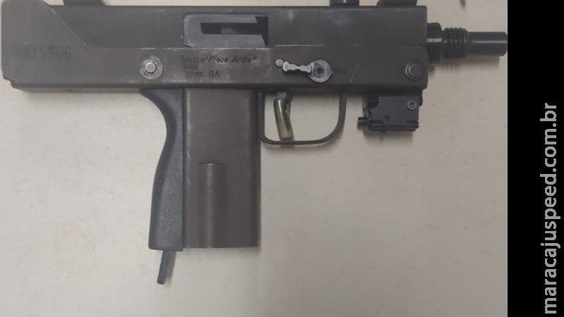 Rapaz é preso pela PRF com submetralhadora escondida em carro Rapaz é preso pela PRF com submetralhadora escondida em carro