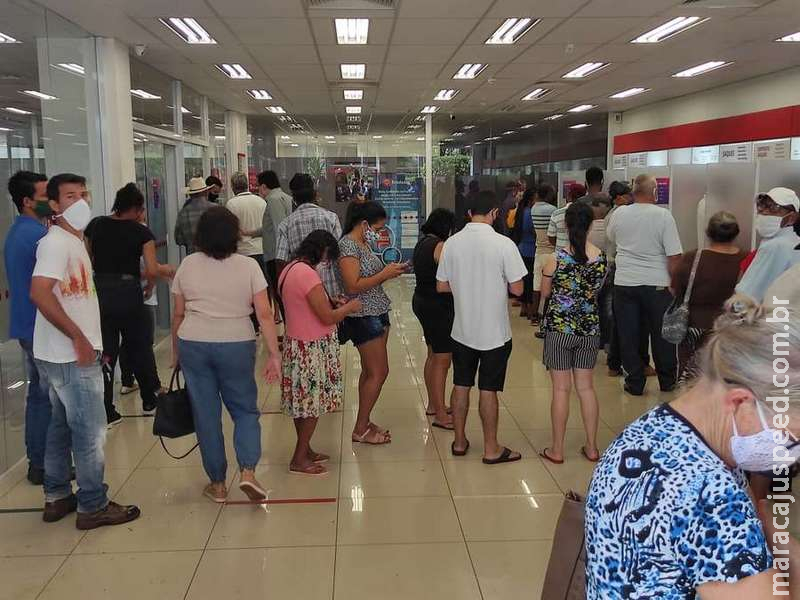 Segunda começa com filas extensas em bancos e lotéricas de Dourados Segunda começa com filas extensas em bancos e lotéricas de Dourados