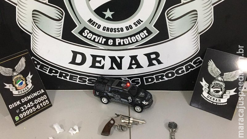Traficante foge pelo telhado, tenta atirar em policiais e acaba baleado no Tiradentes Traficante foge pelo telhado, tenta atirar em policiais e acaba baleado no Tiradentes