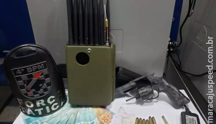 Trio é preso com arma, dinheiro e bloqueador de sinal de celular em frente de presídio Trio é preso com arma, dinheiro e bloqueador de sinal de celular em frente de presídio