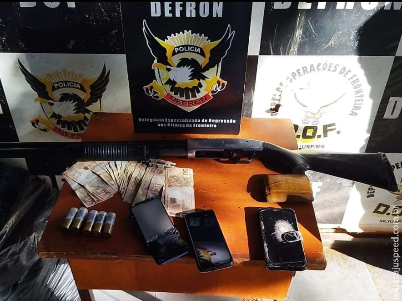 Trio é preso com drogas, arma e dinheiro Trio é preso com drogas, arma e dinheiro