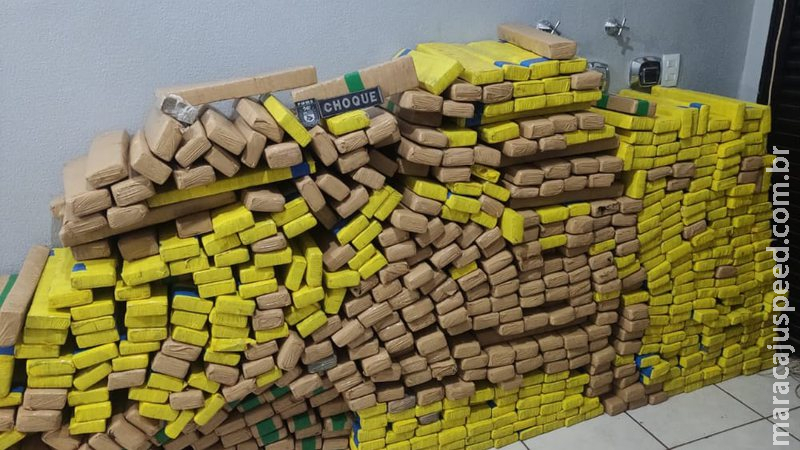 Um é preso e polícia apreende quase uma tonelada de maconha em carro roubado Um é preso e polícia apreende quase uma tonelada de maconha em carro roubado