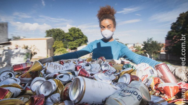 Uma montanha de recicláveis para chegar ao topo do Everest Uma montanha de recicláveis para chegar ao topo do Everest