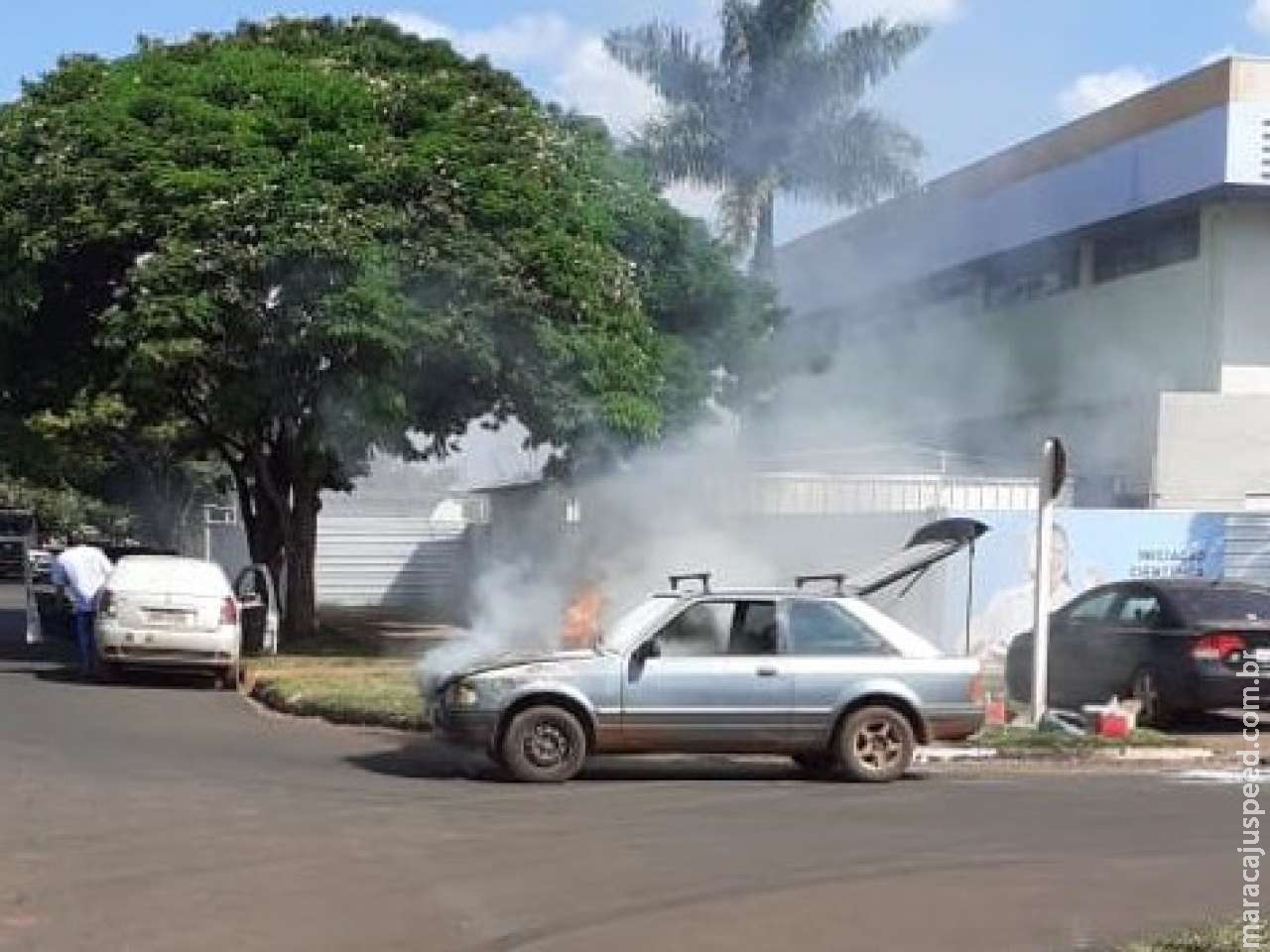 Veículo é destruído pelo fogo em Dourados e ocupantes saem ilesoso Veículo é destruído pelo fogo em Dourados e ocupantes saem ilesoso