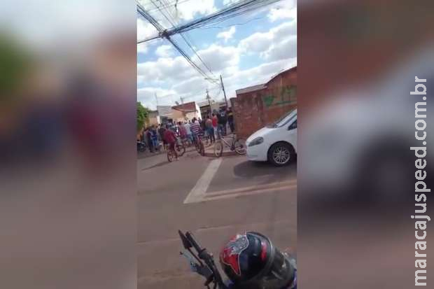 Amigos dão adeus a rapaz morto pela polícia na Capital com fogos de artifício Amigos dão adeus a rapaz morto pela polícia na Capital com fogos de artifício
