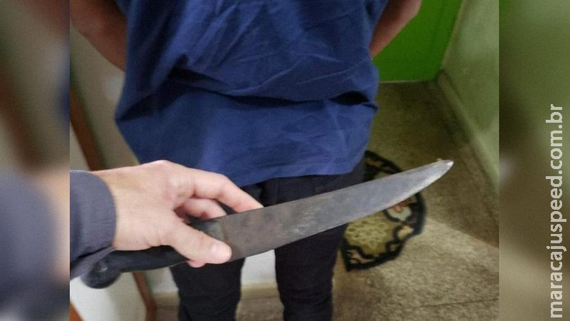 Ao flagrar mãe sendo espancada pelo ex-namorado, rapaz mata homem com 32 facadas Ao flagrar mãe sendo espancada pelo ex-namorado, rapaz mata homem com 32 facadas