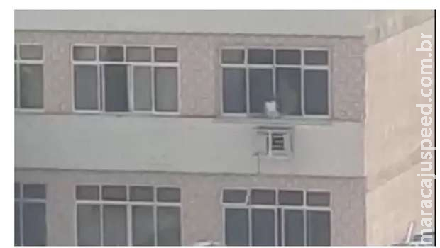 Avô faz brincadeira e deixa neta de dois anos na janela de apartamento Avô faz brincadeira e deixa neta de dois anos na janela de apartamento