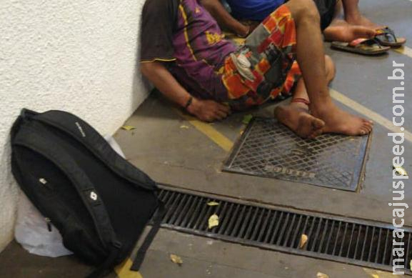 Bandido tenta esfaquear homem para furtar fios, toma rasteira e acaba preso no São Francisco Bandido tenta esfaquear homem para furtar fios, toma rasteira e acaba preso no São Francisco