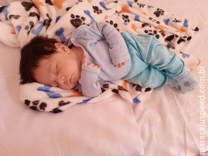 Bebê que contraiu covid e ficou 18 dias intubado recebe alta em MG Bebê que contraiu covid e ficou 18 dias intubado recebe alta em MG