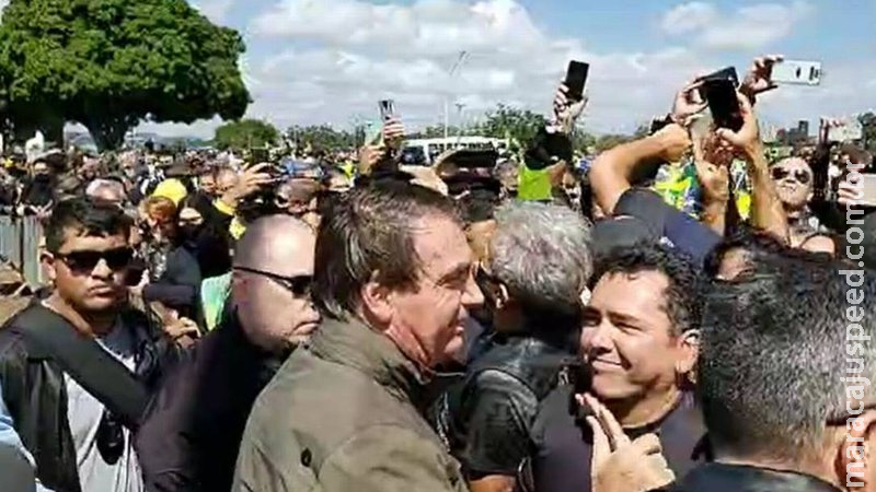 Bolsonaro causa aglomeração em Brasília e volta a defender Bolsonaro causa aglomeração em Brasília e volta a defender