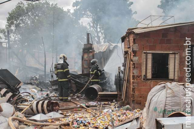Bombeiros controlam incêndio e dona de depósito estima prejuízo de R$ 50 mil Bombeiros controlam incêndio e dona de depósito estima prejuízo de R$ 50 mil