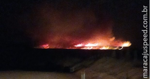 Bombeiros e brigadistas combatem incêndio em lixão e plantação de cana Bombeiros e brigadistas combatem incêndio em lixão e plantação de cana