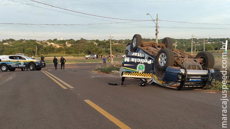  Câmeras de segurança mostram momento em que viatura da PM capota durante perseguição