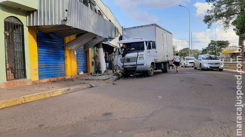 Caminhão bate em poste da Ernesto Geisel e deixa quarteirão sem energia Caminhão bate em poste da Ernesto Geisel e deixa quarteirão sem energia
