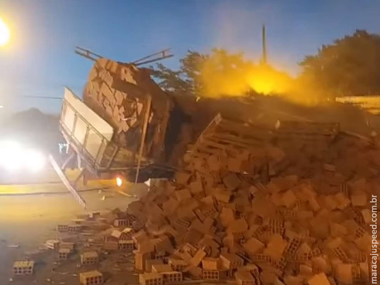  Carga de tijolos cai de caminhão em rotatória na Coronel Ponciano; veja vídeo 