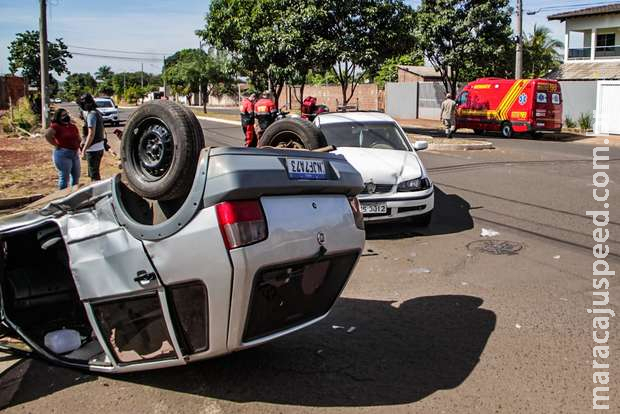 Carro com casal de idosos capota em Campo Grande Carro com casal de idosos capota em Campo Grande