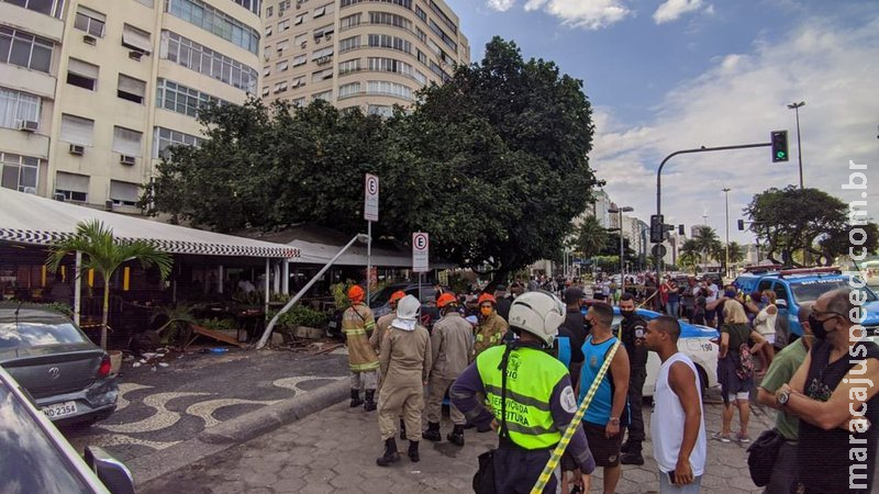 Carro invade restaurante e atropela três idosos em Copacabana Carro invade restaurante e atropela três idosos em Copacabana