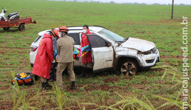 Carro sai da pista após aquaplanagem na BR-060 Carro sai da pista após aquaplanagem na BR-060