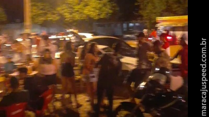 Com fila quilométrica em frente a conveniência, dono se exalta e vai parar na delegacia durante toque de recolher Com fila quilométrica em frente a conveniência, dono se exalta e vai parar na delegacia durante toque de recolher