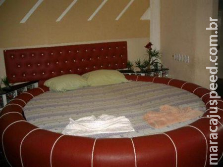 Confusão no motel: homem contrata transexuais, não paga e é espancado com extintores Confusão no motel: homem contrata transexuais, não paga e é espancado com extintores