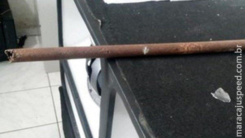 Conhecido tenta atropelar homem que espancado com barra de ferro por dívida de carro Conhecido tenta atropelar homem que espancado com barra de ferro por dívida de carro