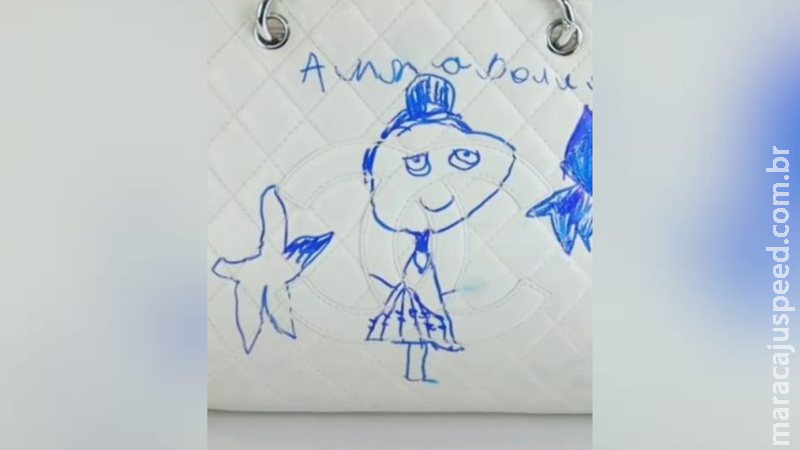 Criança usa caneta para desenhar na bolsa da mãe avaliada em R$ 15 mil Criança usa caneta para desenhar na bolsa da mãe avaliada em R$ 15 mil