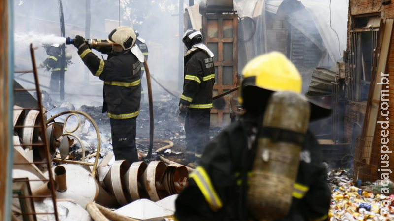 Depósito de material de reciclagem pega fogo e bombeiros são mobilizados em Campo Grande Depósito de material de reciclagem pega fogo e bombeiros são mobilizados em Campo Grande