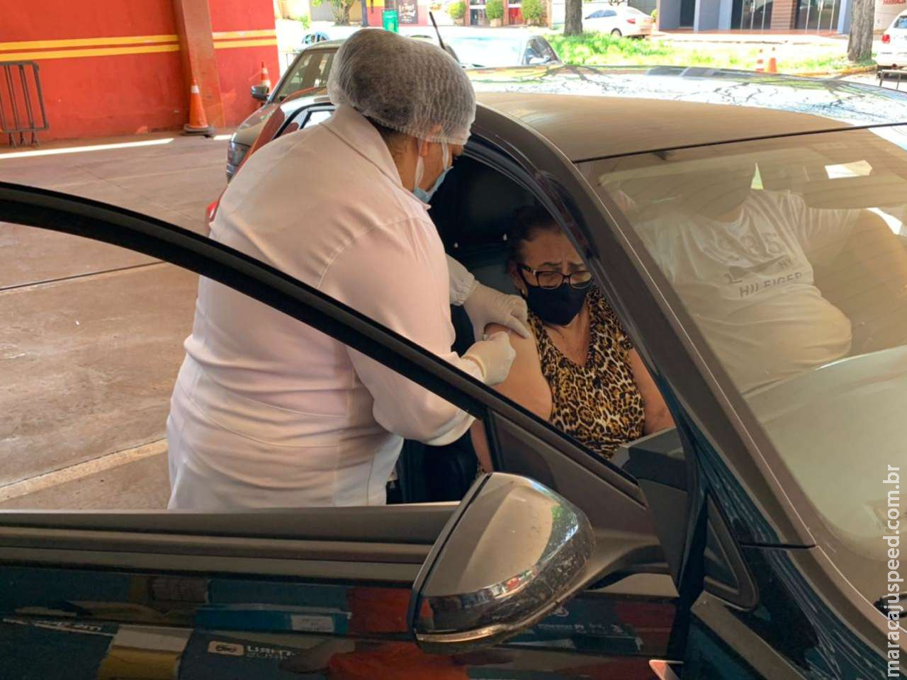  Domingo tem drive-thru de vacina para idosos com 60 anos ou mais em Dourados 