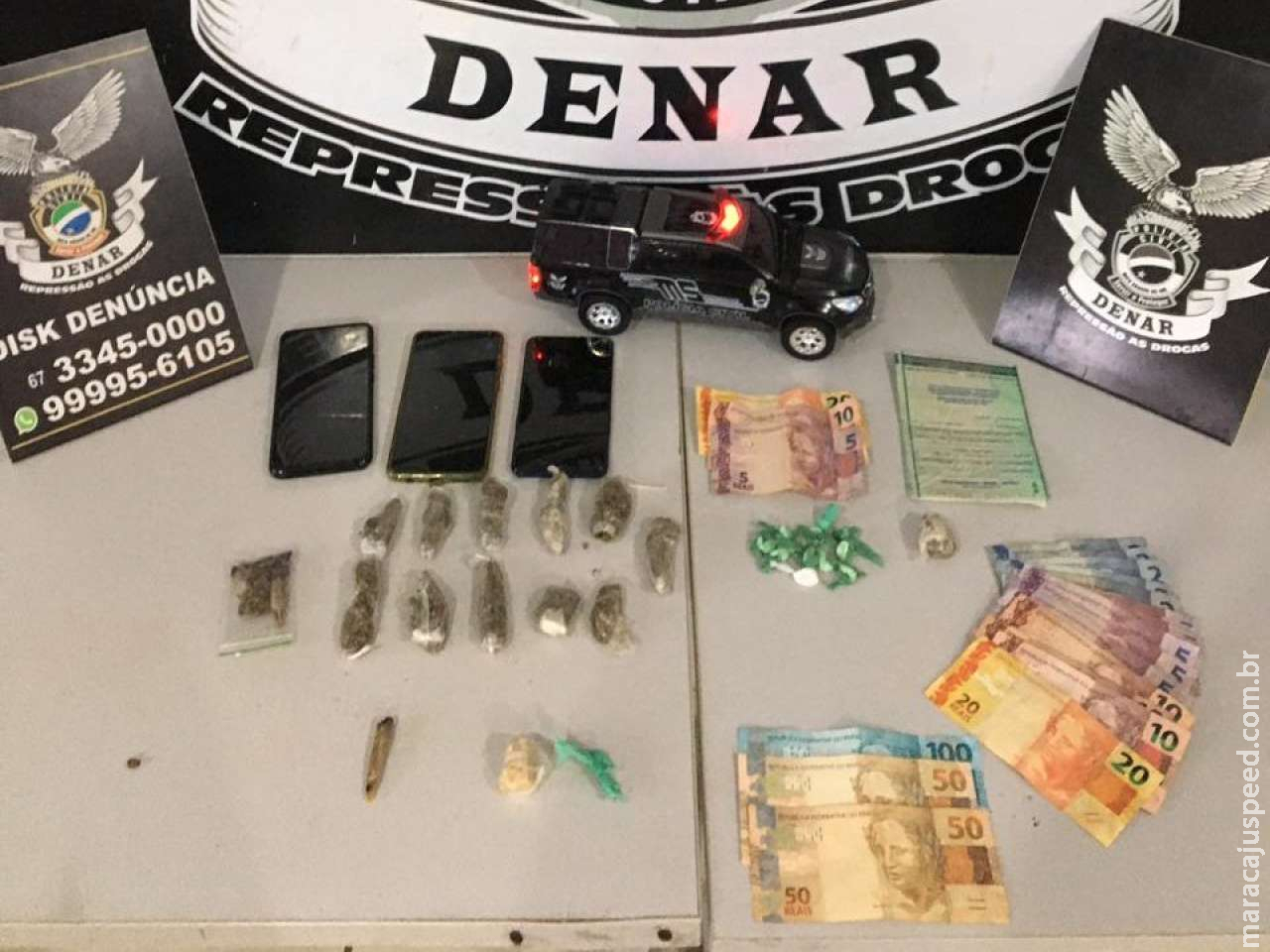 Dono de barbearia e outras quatro pessoas são presas por tráfico de drogas Dono de barbearia e outras quatro pessoas são presas por tráfico de drogas