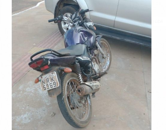 Dupla é presa ao cair com moto furtada após se deparar com viatura da polícia Dupla é presa ao cair com moto furtada após se deparar com viatura da polícia