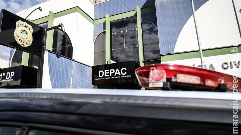 Durante assalto, rapaz é obrigado a ajoelhar no chão e tem arma apontada para a cabeça