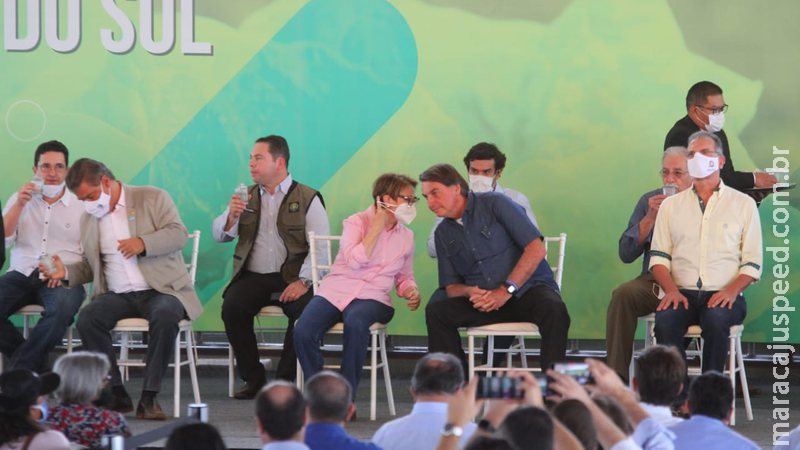 Em Terenos com Bolsonaro, ministra Tereza Cristina anuncia assinatura de 3,9 mil títulos de terra Em Terenos com Bolsonaro, ministra Tereza Cristina anuncia assinatura de 3,9 mil títulos de terra