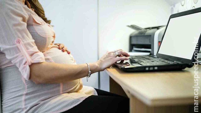 Empresa pode adiantar férias ou fazer banco de horas a gestante em trabalho remoto, diz advogado Empresa pode adiantar férias ou fazer banco de horas a gestante em trabalho remoto, diz advogado